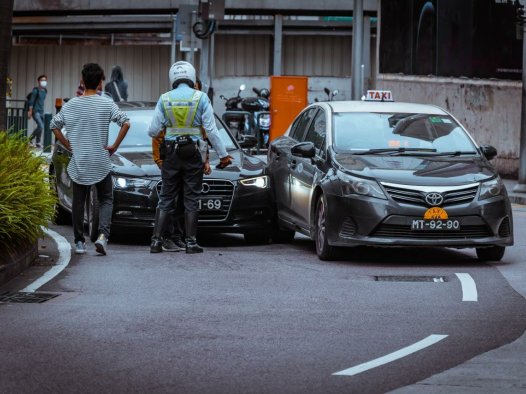在美国华人撞车怎么办，如何支付车祸医疗费？